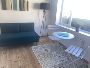 Studio, 1 Queen Bed | Living room