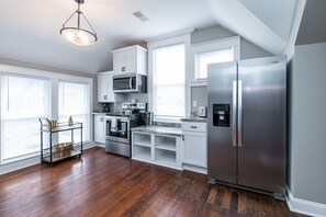 Kühlschrank, Wasserkocher mit Kaffee-/Teezubehör