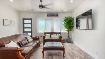 Smart TV, chimenea y libros