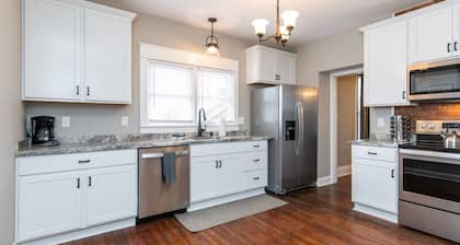 The Colonels Apartment is a freshly renovated 3bedroom 1bath downtown Richmond apartment