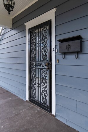 Exterior detail - The Colonels Apartment is a freshly renovated 3bedroom 1bath downtown Richmond apartment (Richmond)