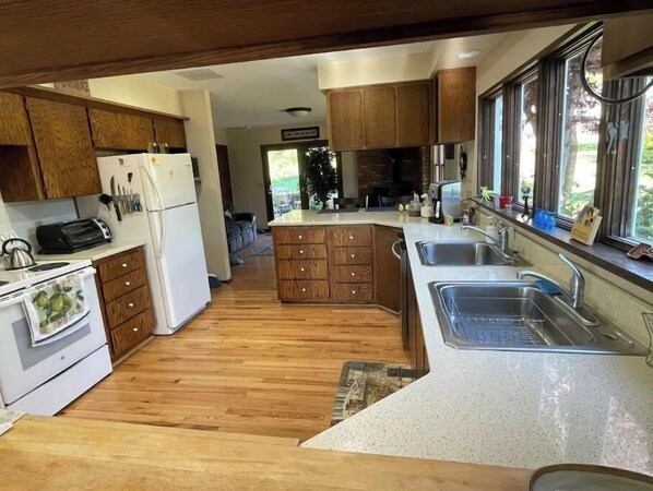 Fridge, microwave, oven, stovetop - Country Home "Narnia" Overlooking Flathead Lake (Bigfork)