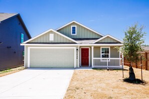 Exterior - Contemporary 4-Bedroom Retreat! Lackland AFB (San Antonio)