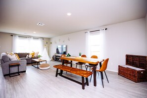 Smart TV, books - Contemporary 4-Bedroom Retreat! Lackland AFB (San Antonio)
