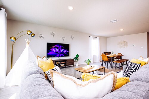 Contemporary 4-Bedroom Retreat! Lackland AFB