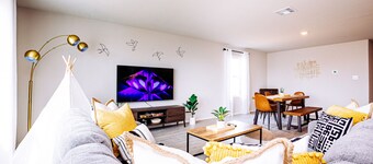 Contemporary 4-Bedroom Retreat! Lackland AFB