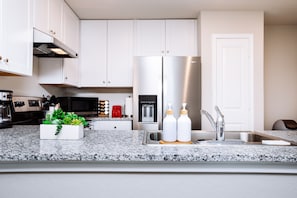 Frigorifero, microonde, forno, piano cottura