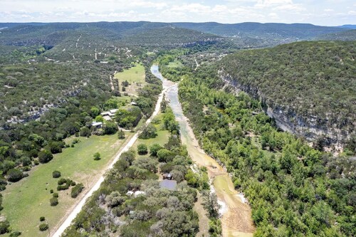 Roadrunner | Riverfront 3BR with Views & Fire Pit