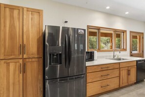 Fridge, microwave, oven, stovetop - Roadrunner Canyon Ranch (Leakey)
