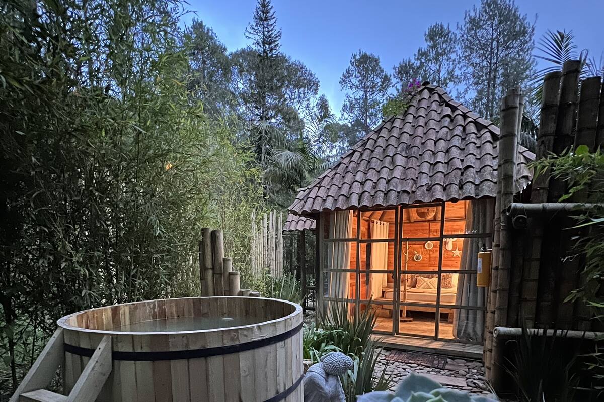 Romantic Cabin | 1 bedroom, premium bedding, down duvets, individually decorated