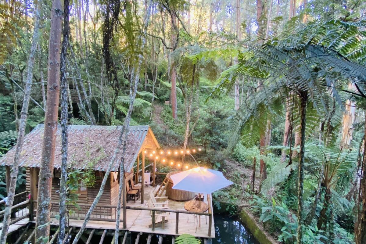 Senior Cabin | 1 bedroom, premium bedding, down duvets, individually decorated