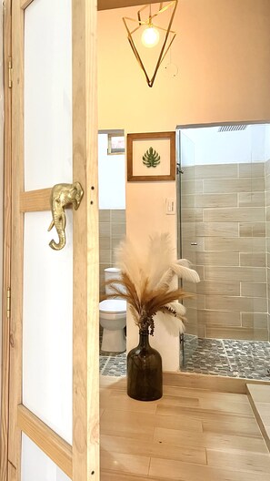Een douche, een regendouche, badjassen, handdoeken