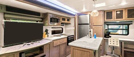 Kylskåp, mikrovågsugn, ugn och spishäll