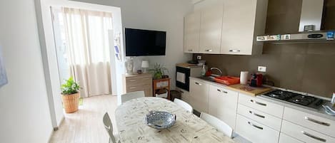 Frigorifero, forno, lavastoviglie, macchina per tè/caffè