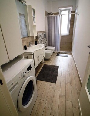 Dusj, hårføner, bidé og toalettpapir