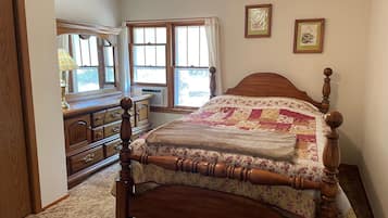 4 bedrooms, desk, bed sheets