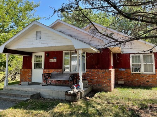 Unplug and enjoy outdoor living at the Lazy Easy (Pet-friendly!)