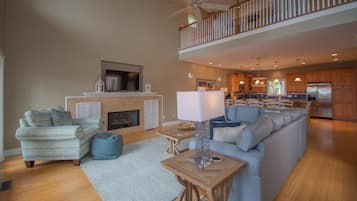 Ferienhaus, Mehrere Betten, Balkon, Gartenblick | Wohnbereich | 40-Zoll-Fernseher mit Digitalempfang