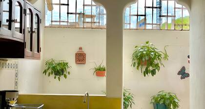 First floor house in Calle Adelita, in front of the Rest. La Gula