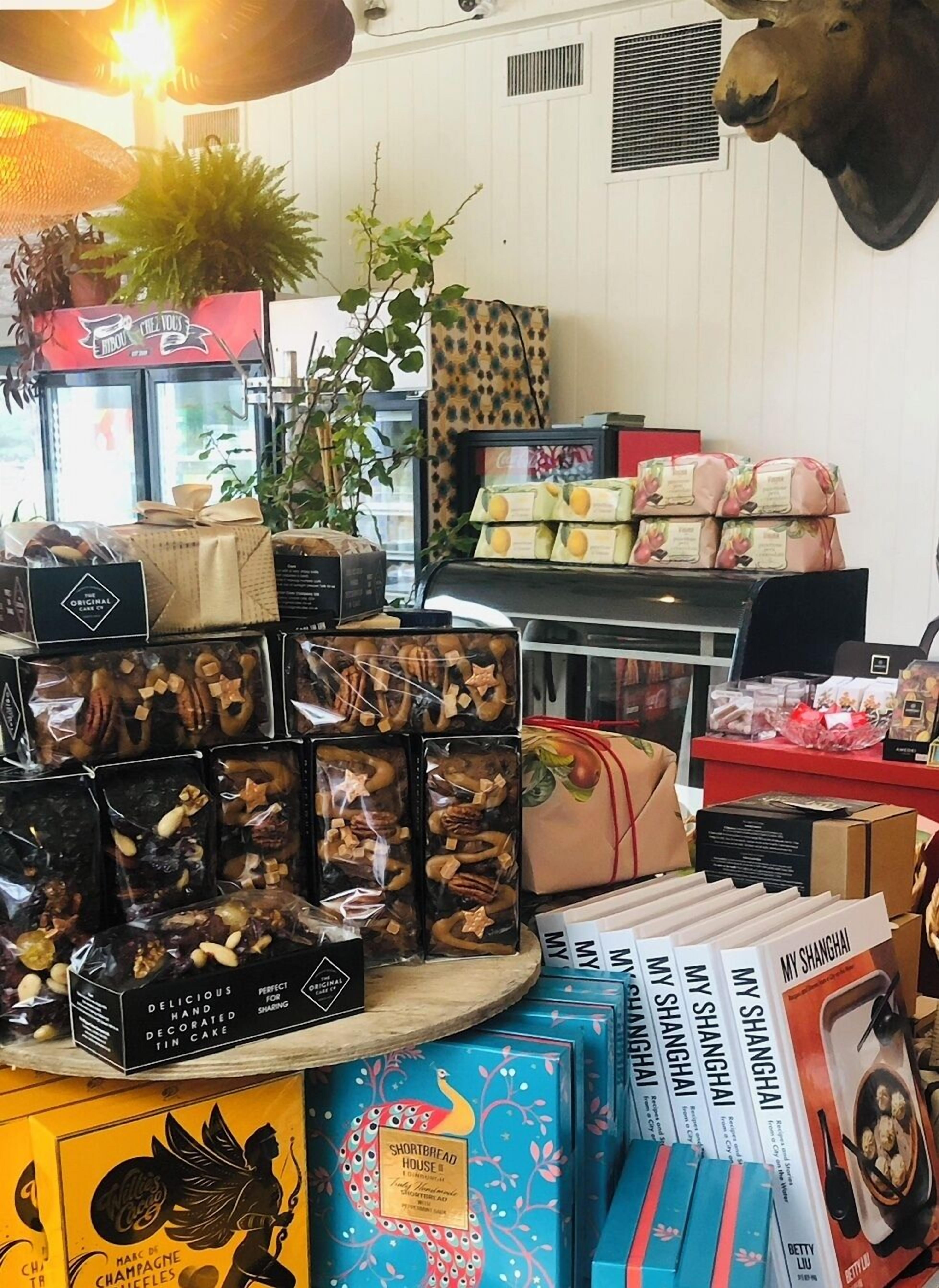 Diversos produtos embalados, incluindo lanches e livros, expostos em um ambiente comercial.