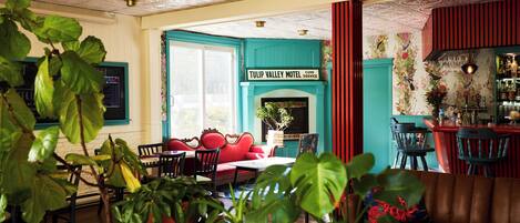 Petit déjeuner, déjeuner et dîner servis sur place