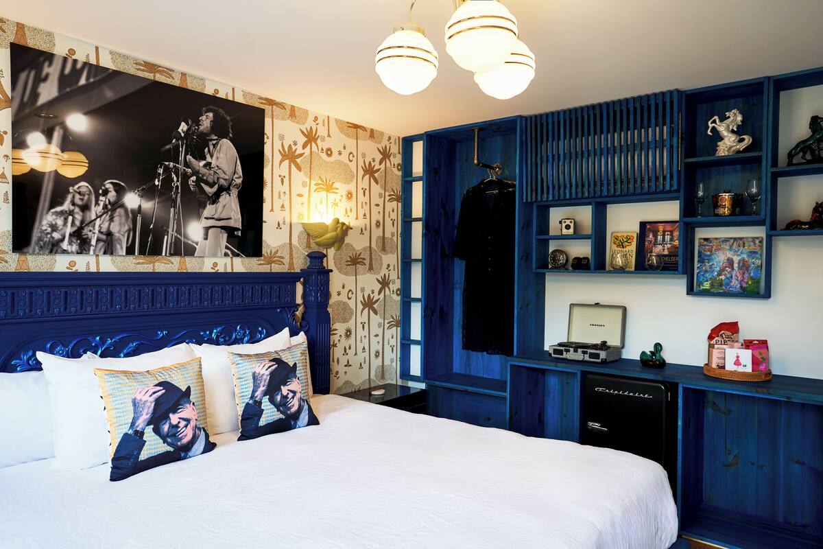 Ein Schlafzimmer mit einem großen Bett, einem Kleiderschrank und einer Kommode.