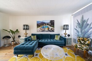 Appartement Que Sera Sera | Living area | 46-inch flat-screen TV with cable channels, fireplace, books - Motel Chelsea (Chelsea)