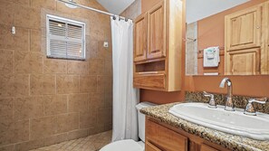 Secadora de cabello, toallas, papel de baño 