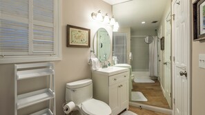 Secadora de cabello, toallas, jabón, papel de baño 