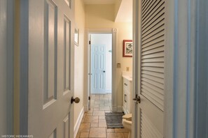 Sèche-cheveux, serviettes fournies, savon, papier toilette