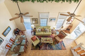 Télévision, lecteur de DVD, chaîne hi-fi