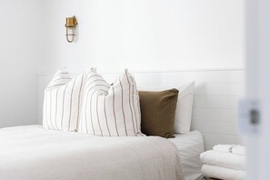 2 bedrooms, desk, iron/ironing board, free WiFi - 'Otto Descola' - renovated, views, walk to beach, Hastings st & Noosa junction (Noosa)
