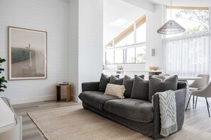 Smart TV - 'Otto Descola' - renovated, views, walk to beach, Hastings st & Noosa junction (Noosa)
