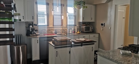 冷蔵庫、電子レンジ、オーブン、コンロ. Charming 3 bed/2 bath town home with gorgeous back yard
