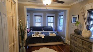 A bedroom with a bed, a dresser, a ceiling fan, and a window with blinds. - Charming 3 bed/2 bath town home with gorgeous back yard (Springfield)