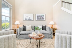 Smart TV, chimenea y oficina 