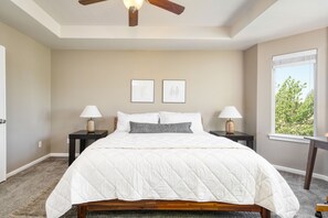 4 habitaciones, escritorio y tabla de planchar con plancha 