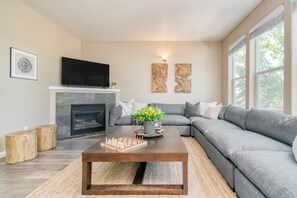 Smart TV, fireplace, offices - Ponderosa Pines by AvantStay | Family Friendly, 10 mins from Central Bend (Bend)