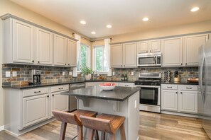 Fridge, microwave, oven, stovetop - Ponderosa Pines by AvantStay | Family Friendly, 10 mins from Central Bend (Bend)