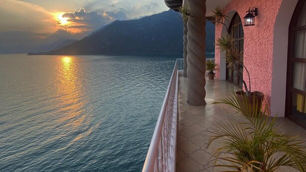 Quadruple Lakefront Master Suite | Bed sheets - Hotel Tzanjuyu Bay (Panajachel)