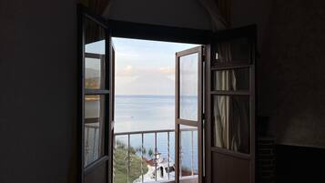 Honeymoon Room, 1 Queen Bed, Balcony, Lake View | Bed sheets