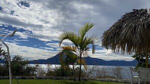 Outdoor pool, pool umbrellas - Hotel Tzanjuyu Bay (Panajachel)