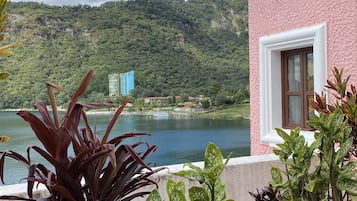 Twin Room, Lake View | Bed sheets