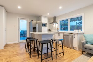 Full-sized fridge, microwave, oven, stovetop