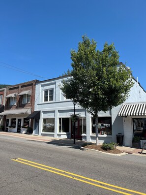 Exterior - Downtown West Jefferson 3 bedroom apartment walking distance to everything. (West Jefferson)