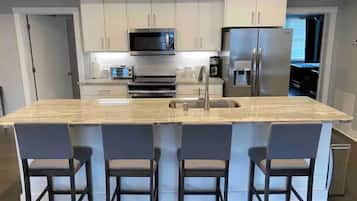 雪櫃、微波爐、焗爐、爐具