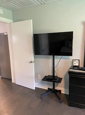 3 bedrooms, travel cot, WiFi - Downtown West Jefferson 3 bedroom apartment walking distance to everything. (West Jefferson)