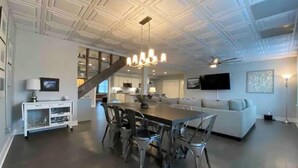 Un intérieur moderne comprenant un coin repas, une cuisine et un espace de vie.