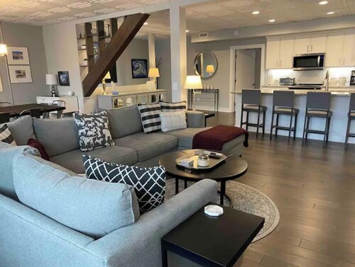 Downtown West Jefferson 3 bedroom apartment walking distance to everything.