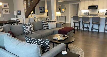 Downtown West Jefferson 3 bedroom apartment walking distance to everything.